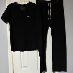 Figs Classic Black Scrub Set